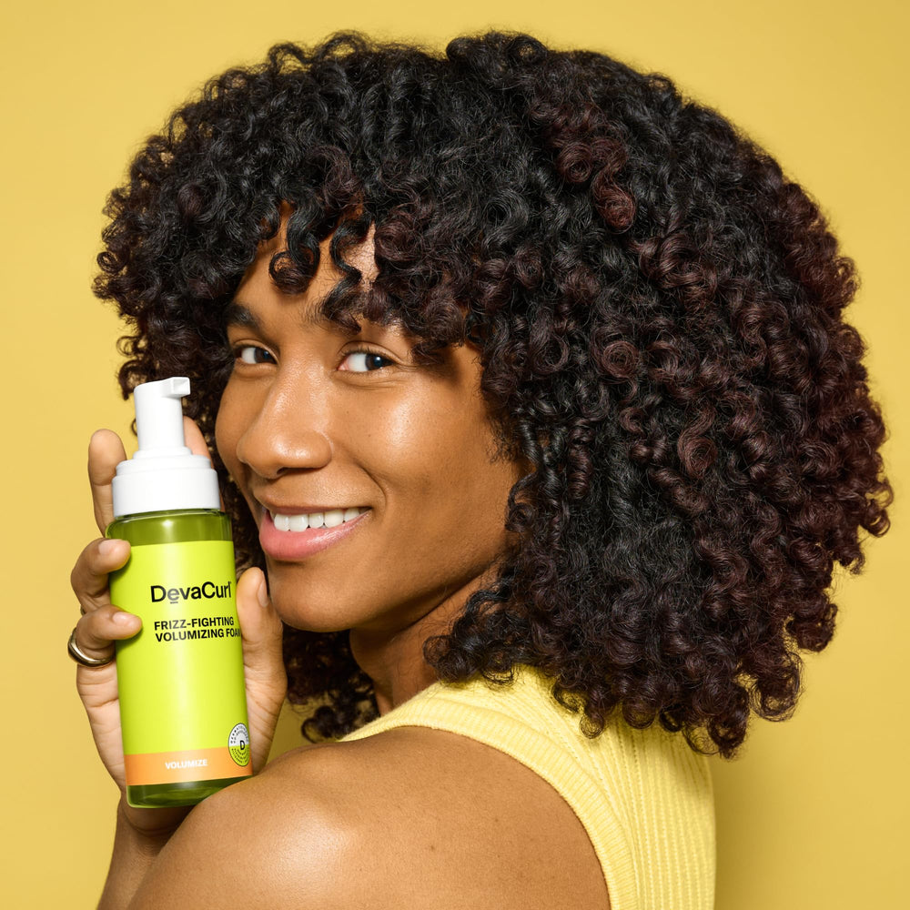 DevaCurl aplicación en mano mostrando control y ahorro