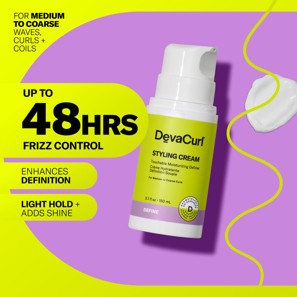 DevaCurl textura cremosa en la mano para hidratación visible