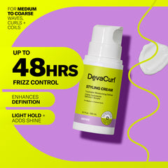 DevaCurl textura cremosa en la mano para hidratación visible