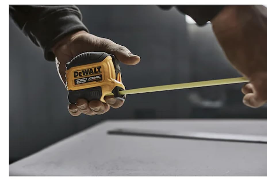 DEWALT Atomic Compact midiendo una viga con control de freno integrado para precisión