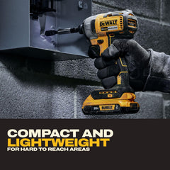 DEWALT batería DCB203 enfoque mostrando energía portátil y recarga rápida