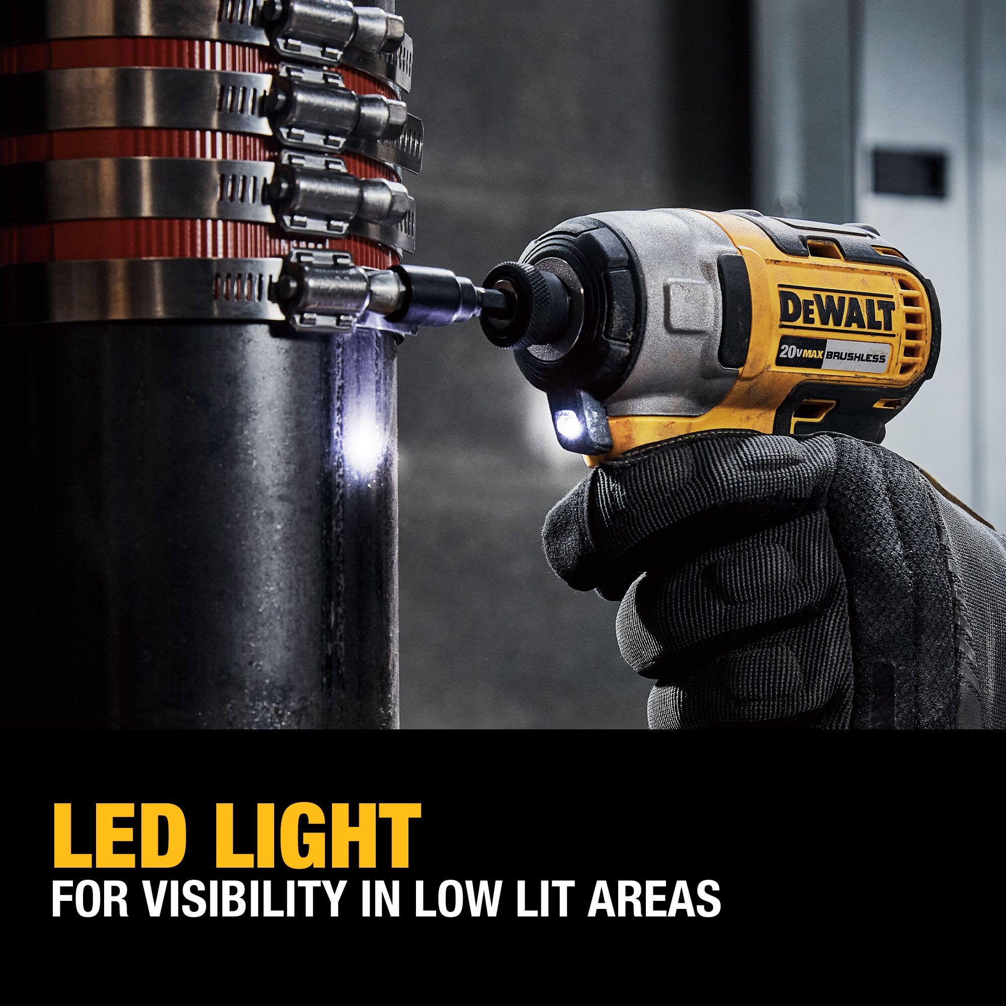 DEWALT cargador DCB107 conectado ilustrando carga segura y lista para usar