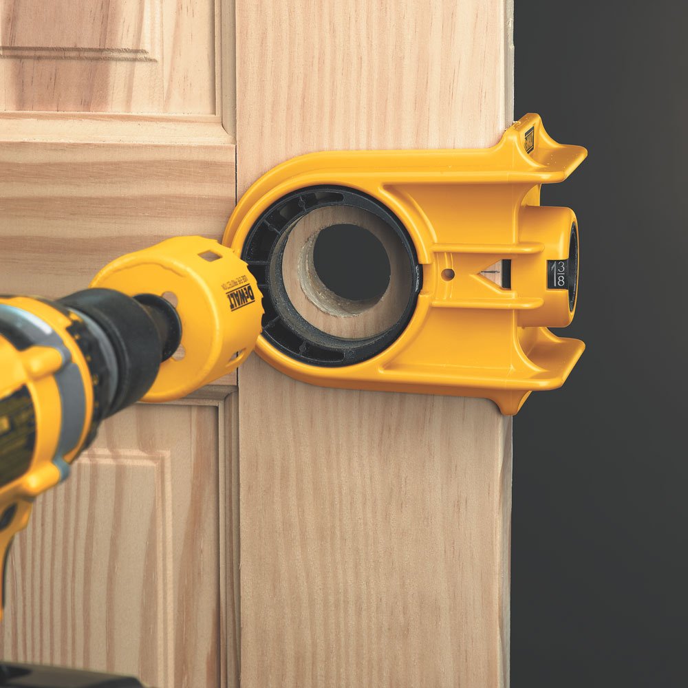 DEWALT comparación de tamaño mostrando escala en puerta para seleccionar backset