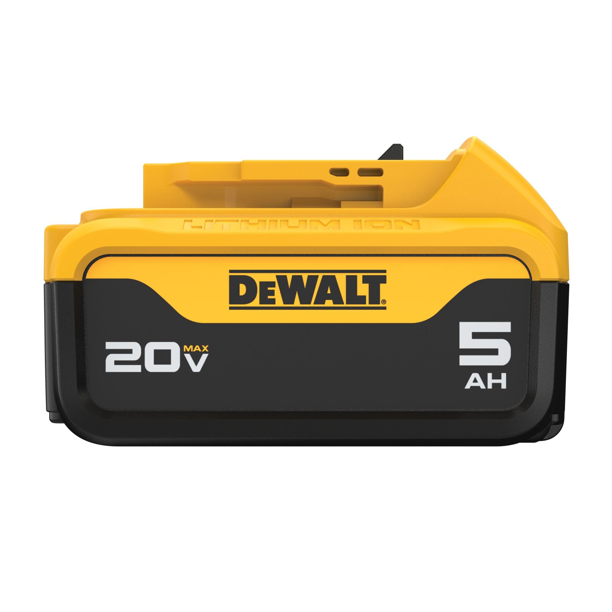 DEWALT DCB205 en entorno de taller mostrando productividad y organización