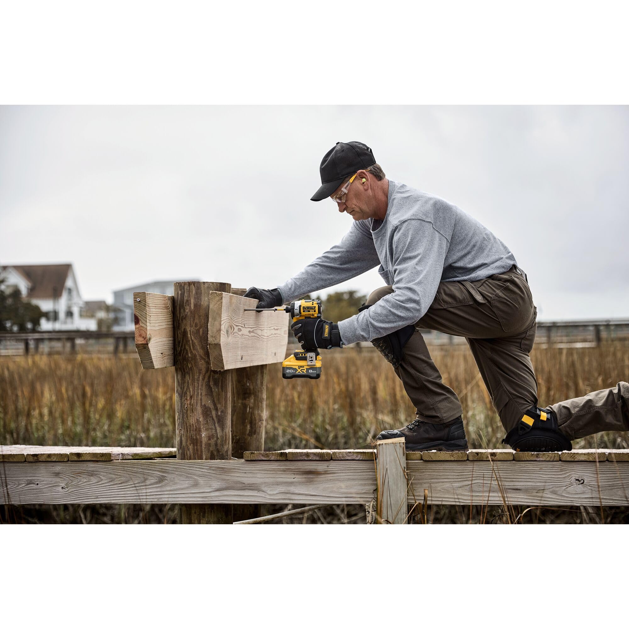 DEWALT DCF860B empuñadura ergonómica que reduce fatiga en tareas largas