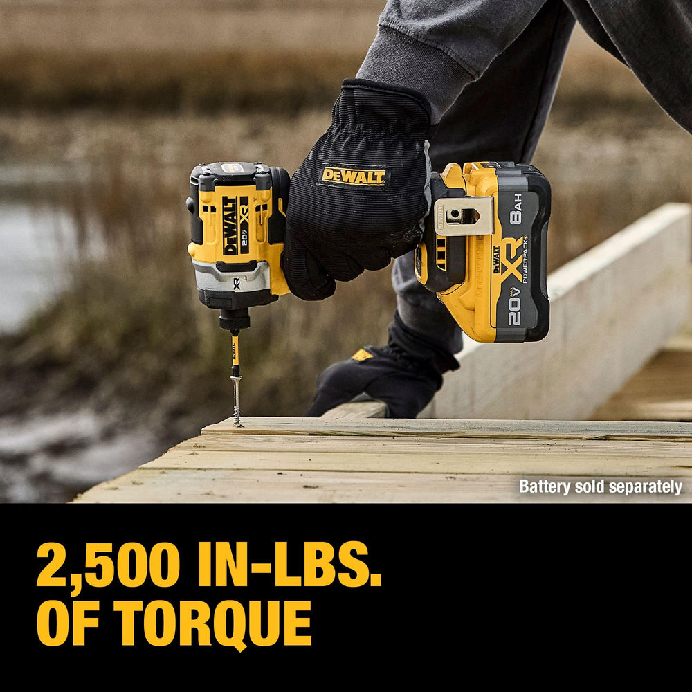 DEWALT DCF860B sobre mesa de taller mostrando aplicación profesional