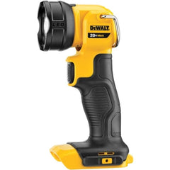 DEWALT DCL040 en taller iluminando área de trabajo mejorando visibilidad