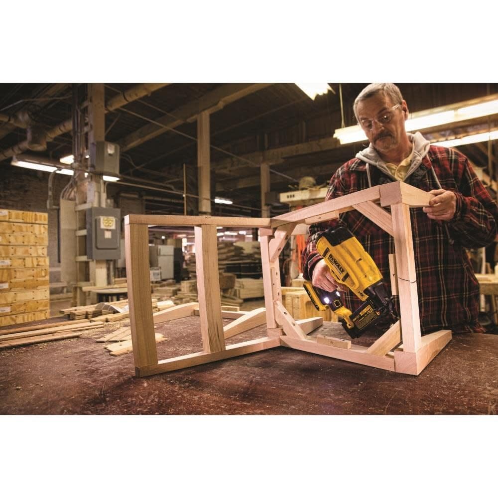 DEWALT DCN680B con clavos y accesorio, organización en obra