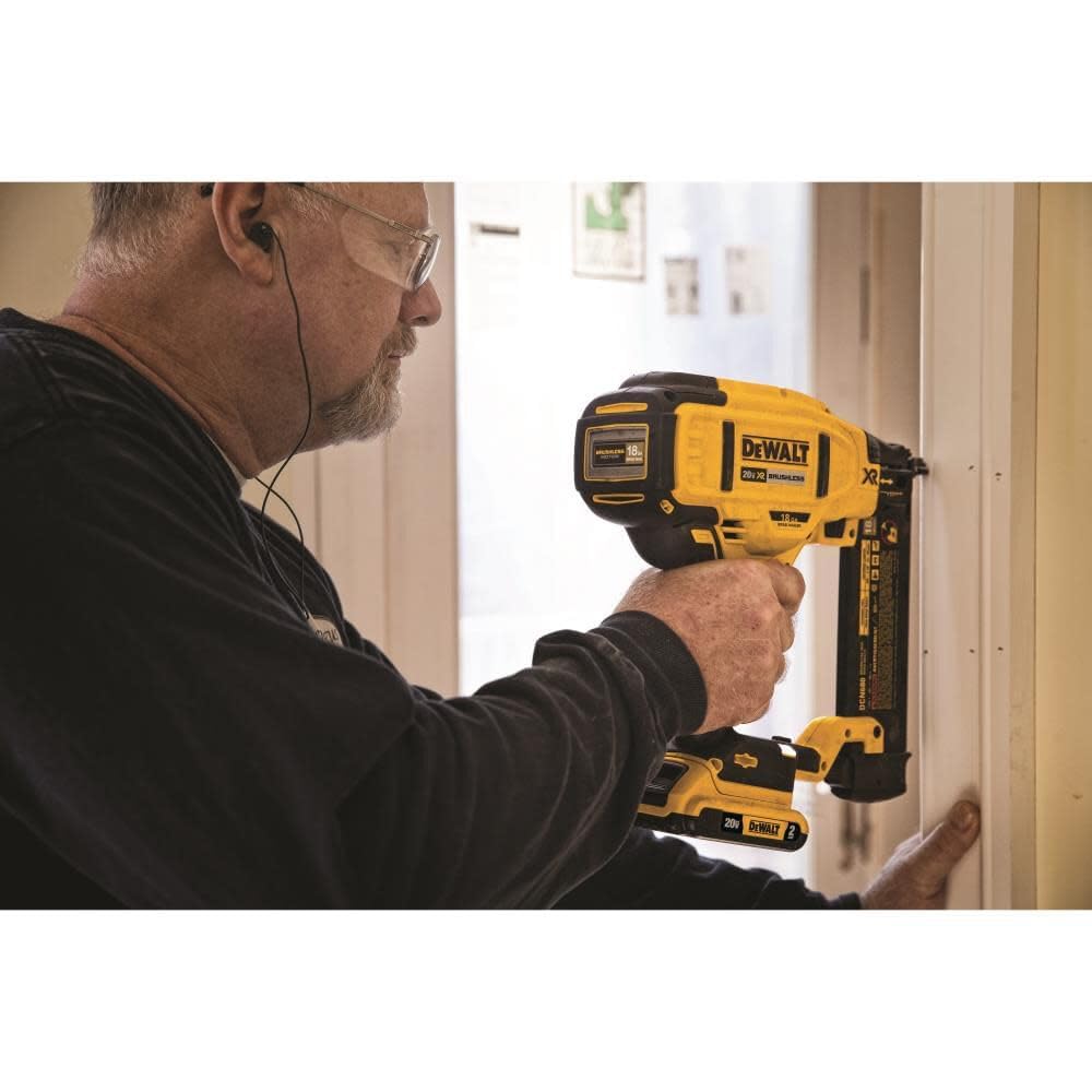 DEWALT DCN680B clavando moldura, velocidad y acabado limpio