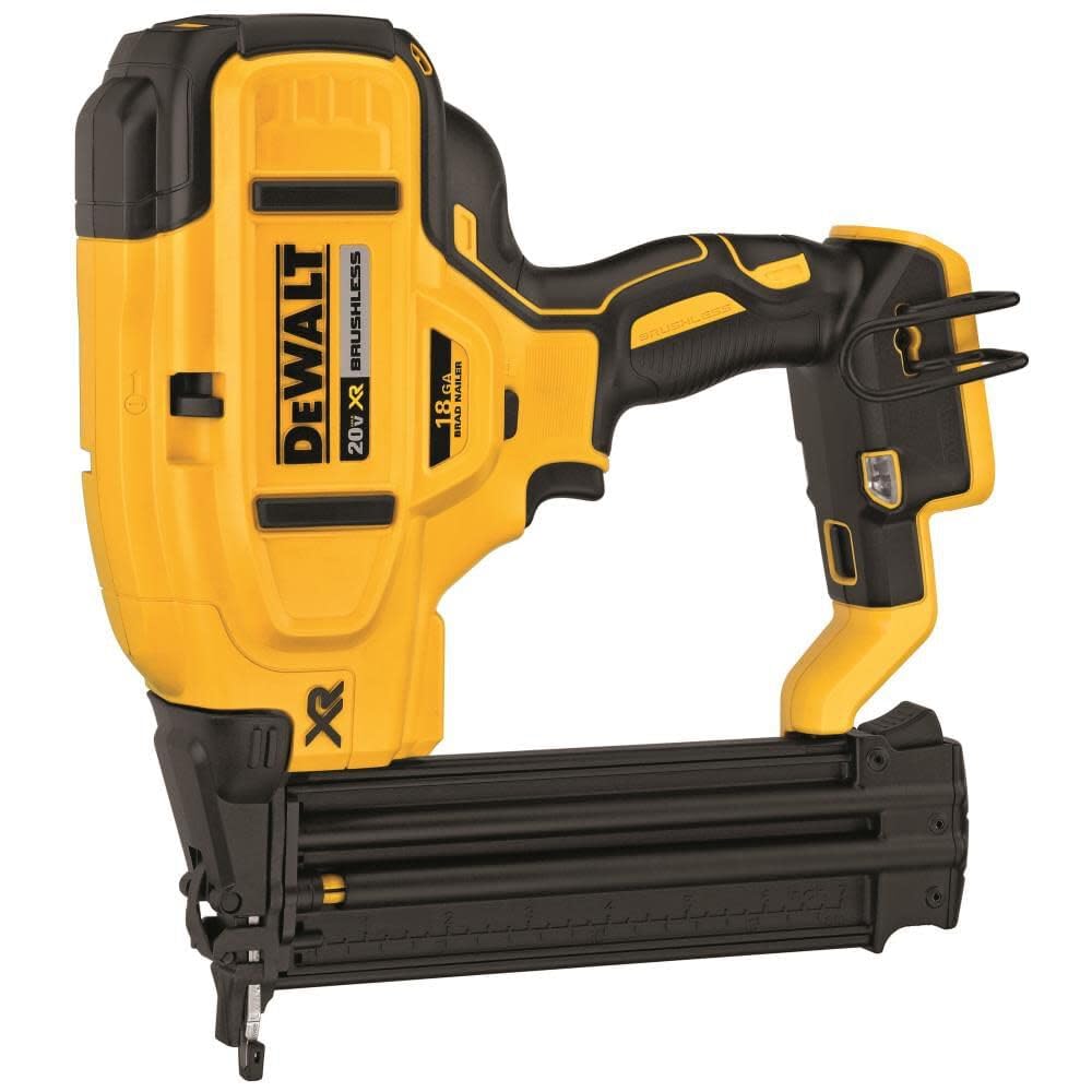 DEWALT DCN680B gancho de cinturón mostrado, transporte y acceso rápido
