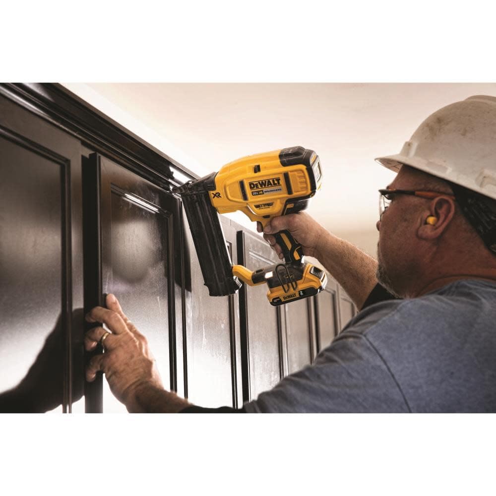 DEWALT DCN680B luces LED encendidas, mejor visibilidad en espacio