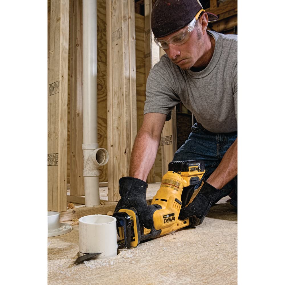 DEWALT DCS387B cortando madera en obra con buena maniobrabilidad