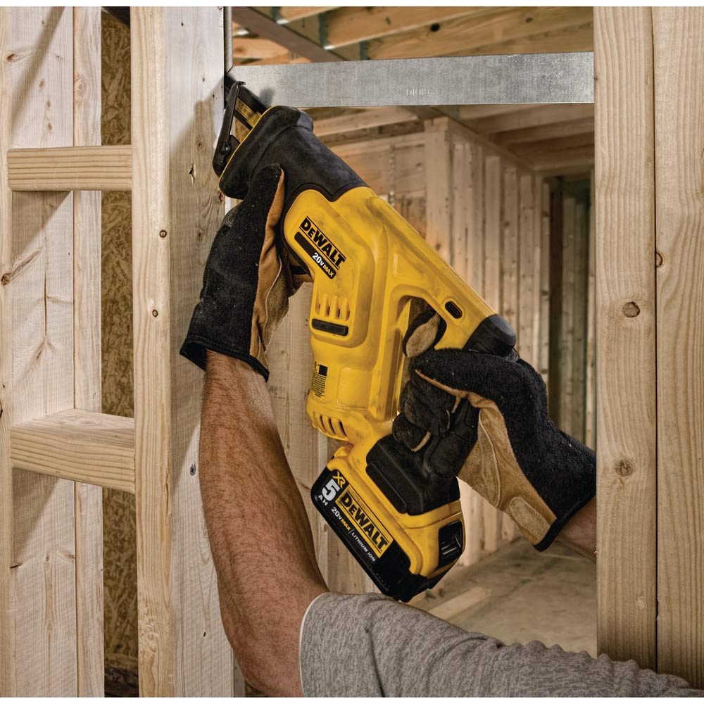 DEWALT DCS387B primer plano de empuñadura antideslizante y agarre
