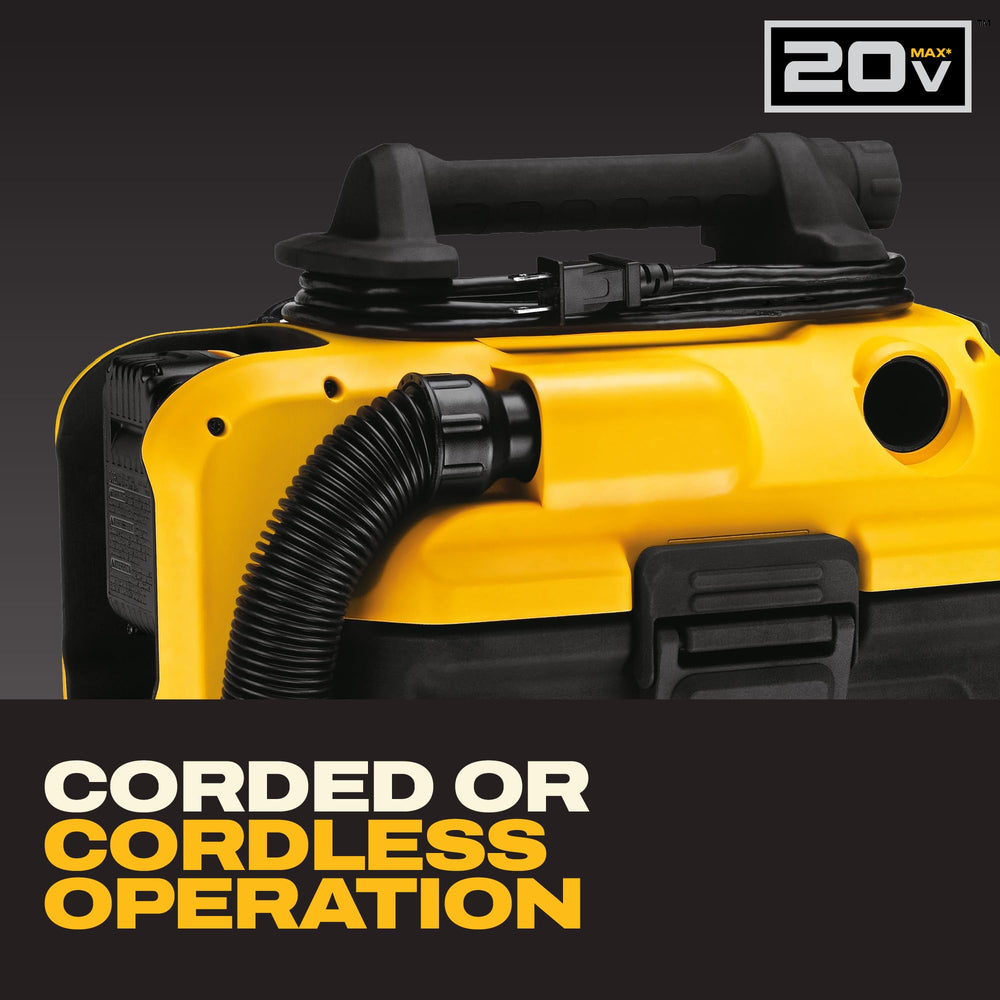 DEWALT aspiradora DCV581H conectada por cable en taller para limpieza continua