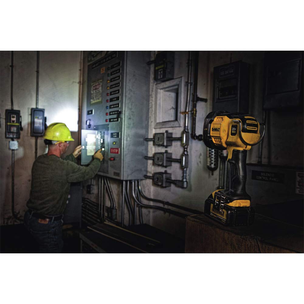 DEWALT lente sobre-moldeada en primer plano protegiendo óptica resistente