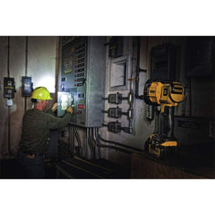 DEWALT lente sobre-moldeada en primer plano protegiendo óptica resistente