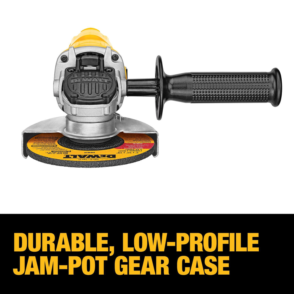 DEWALT DWE4011 en obra cortando metal con alta velocidad