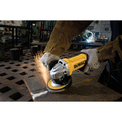 DEWALT DWE402 detalle del protector One-Touch y sistema Quick-Change para seguridad