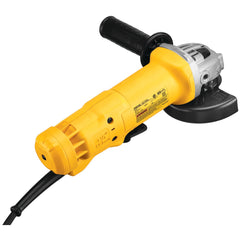DEWALT DWE402 amoladora en uso en taller demostrando potencia y precisión