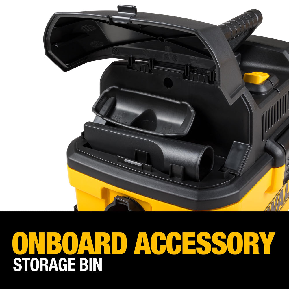 DEWALT DXV04T usando función de soplado para limpieza rápida exterior
