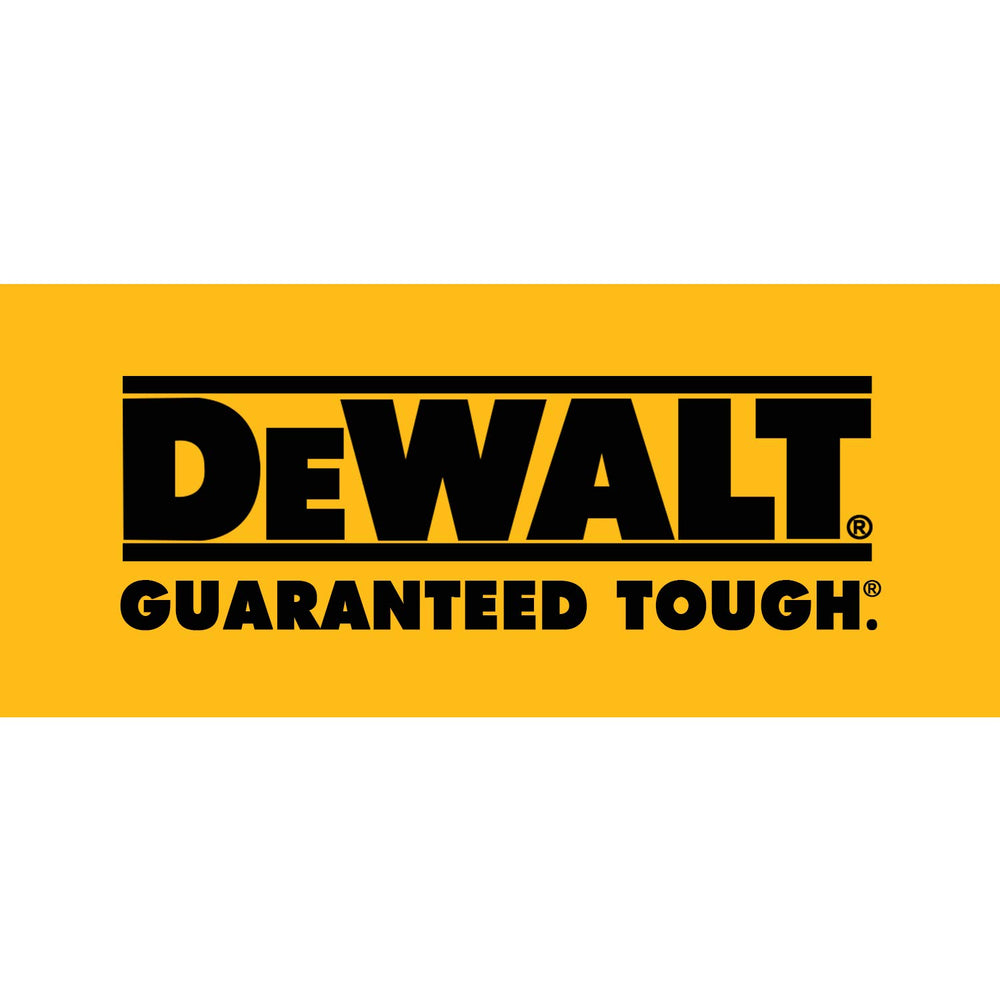 DEWALT aspiradora en taller recogiendo serrín, rendimiento profesional comprobado