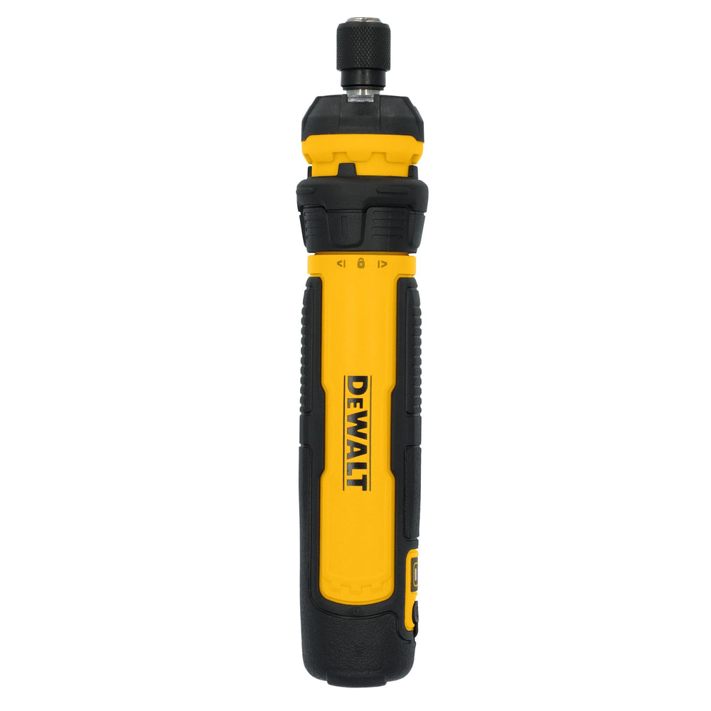 DEWALT en escenario de trabajo con estuche y herramientas en uso