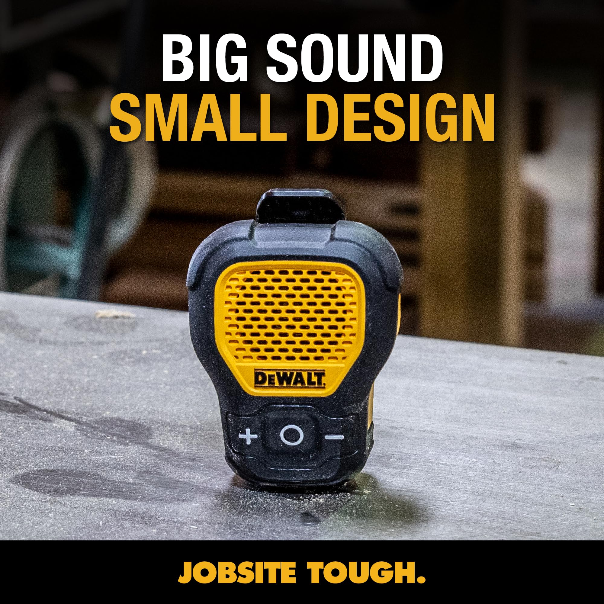 DEWALT manos usando altavoz para llamada manos libres en trabajo