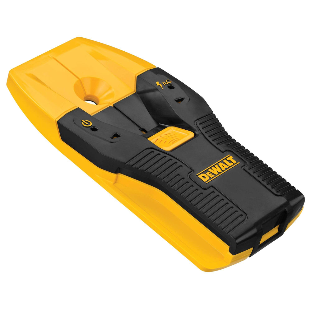 DEWALT sobre tablero de madera mostrando eficacia en detección de montantes