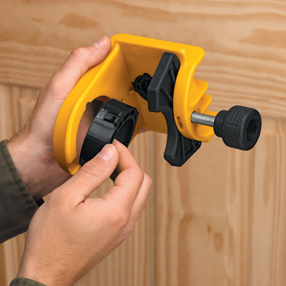 DEWALT kit abierto con piezas organizadas listos para instalación profesional