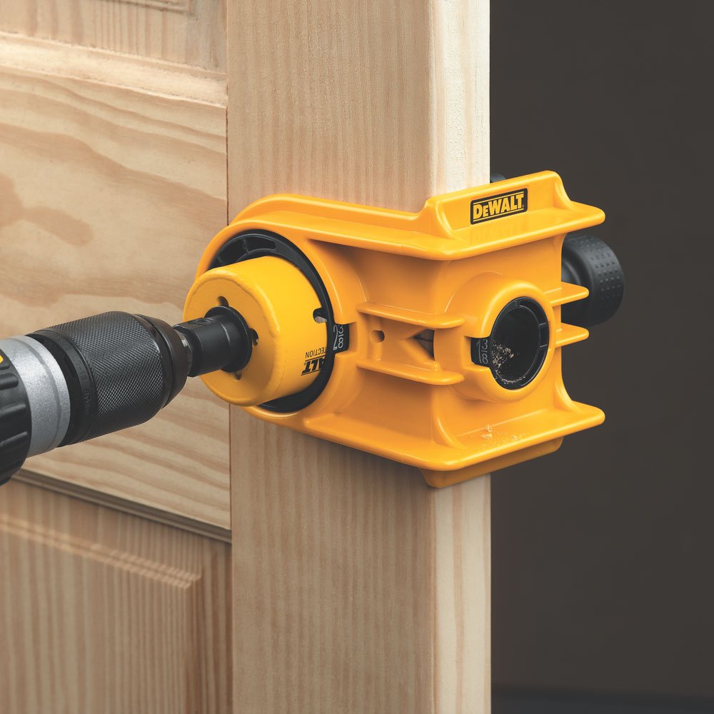 DEWALT kit en uso en puerta con C-clamp que evita marcas y asegura alineación