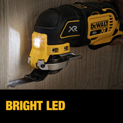 DEWALT luz LED iluminando área de trabajo para cortes más precisos en rincones