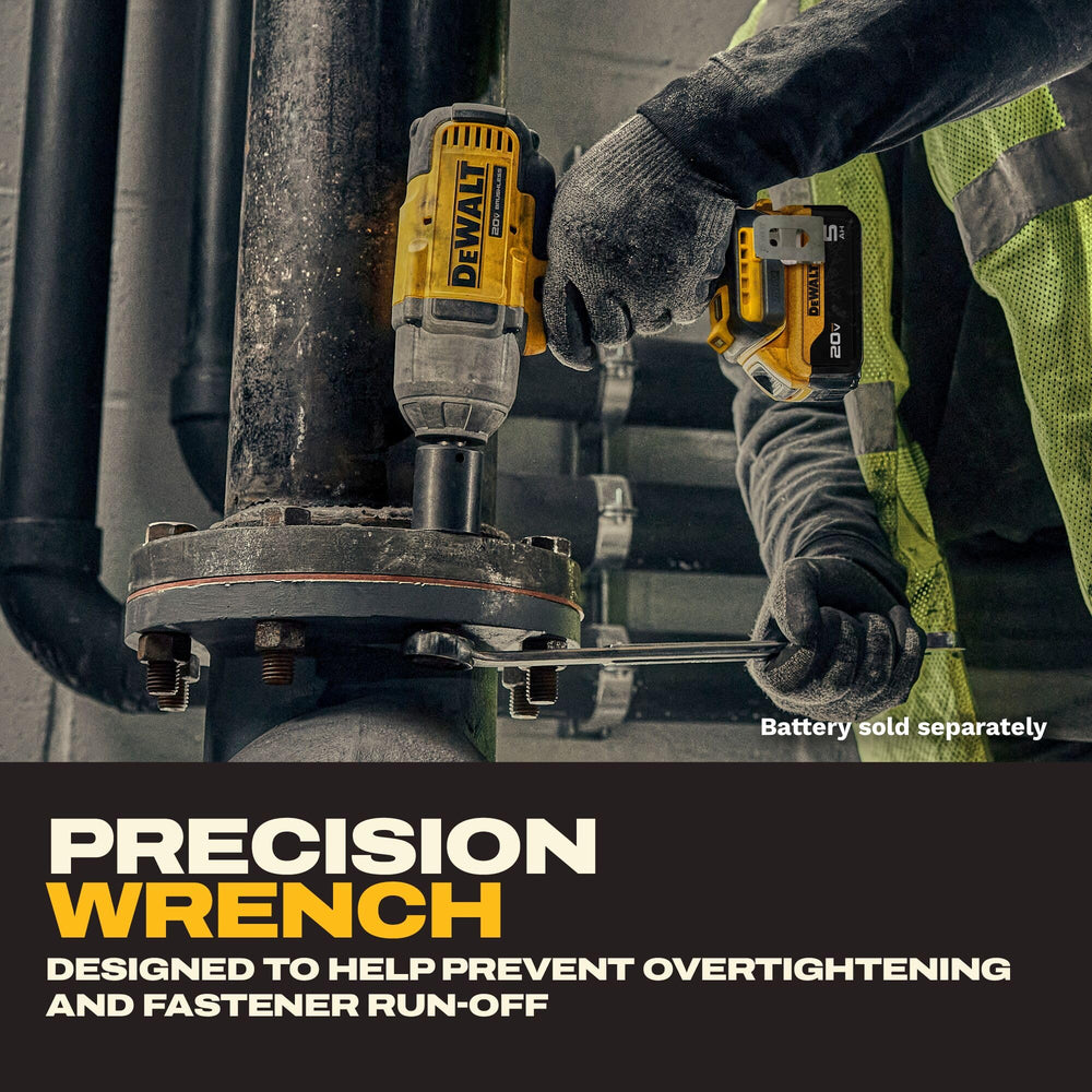 DEWALT luz LED integrada iluminando área de trabajo para mayor visibilidad