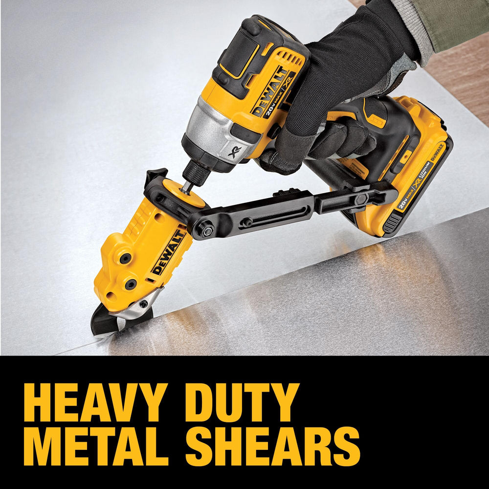 DEWALT cortando chapa metálica demostrando eficacia en 18GA