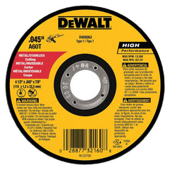 DEWALT disco montado en amoladora, uso en taller para cortes sin rebabas