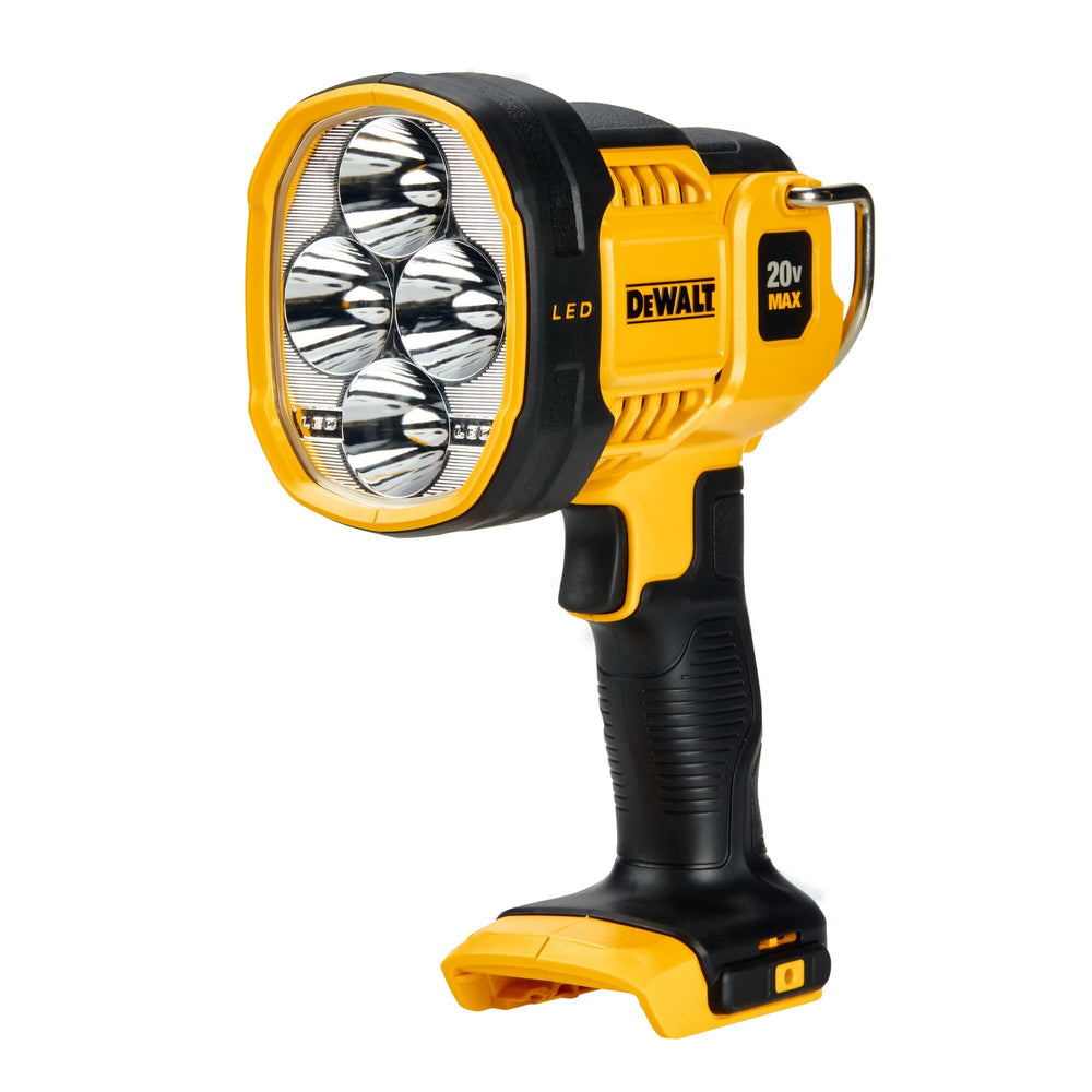 DEWALT foco colgado en andamio iluminando área de trabajo con manos libres
