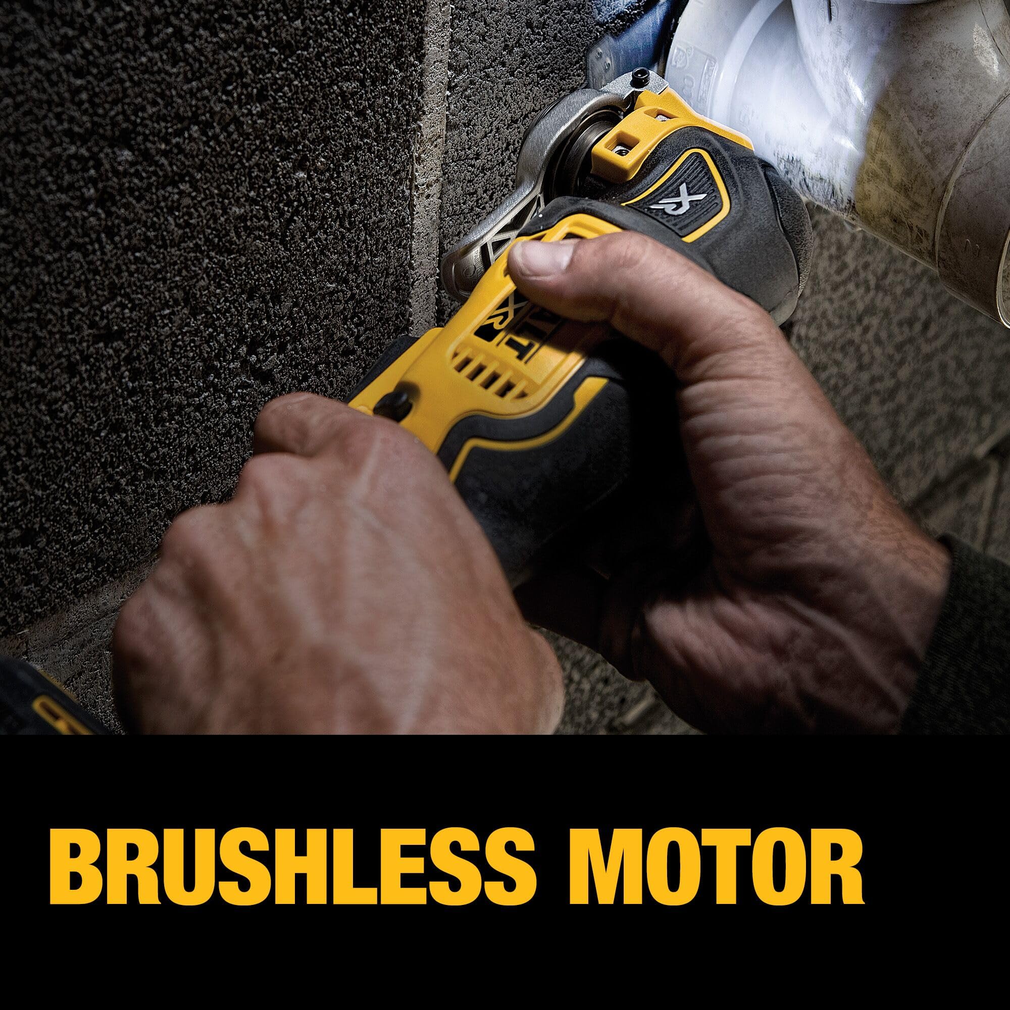DEWALT multiherramienta en uso cortando laminado demostrando versatilidad