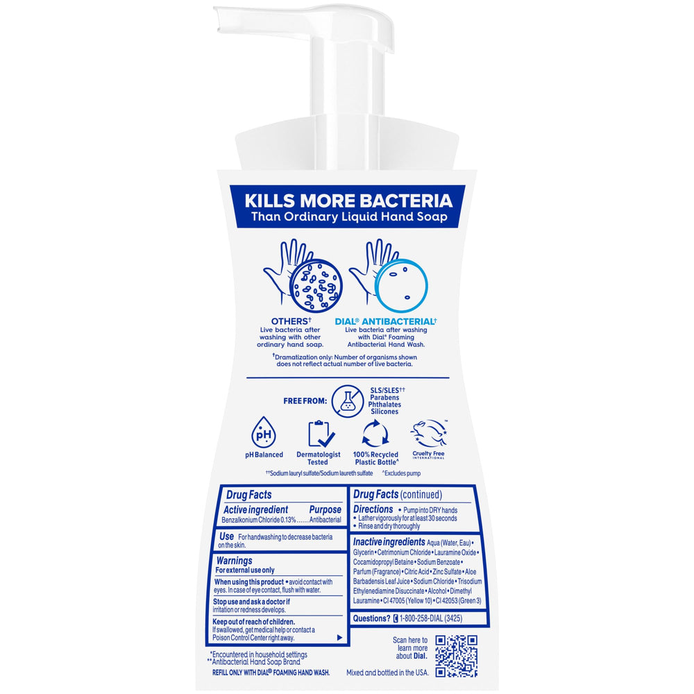 Dial junto a una mano para comparar tamaño, botella compacta y portátil