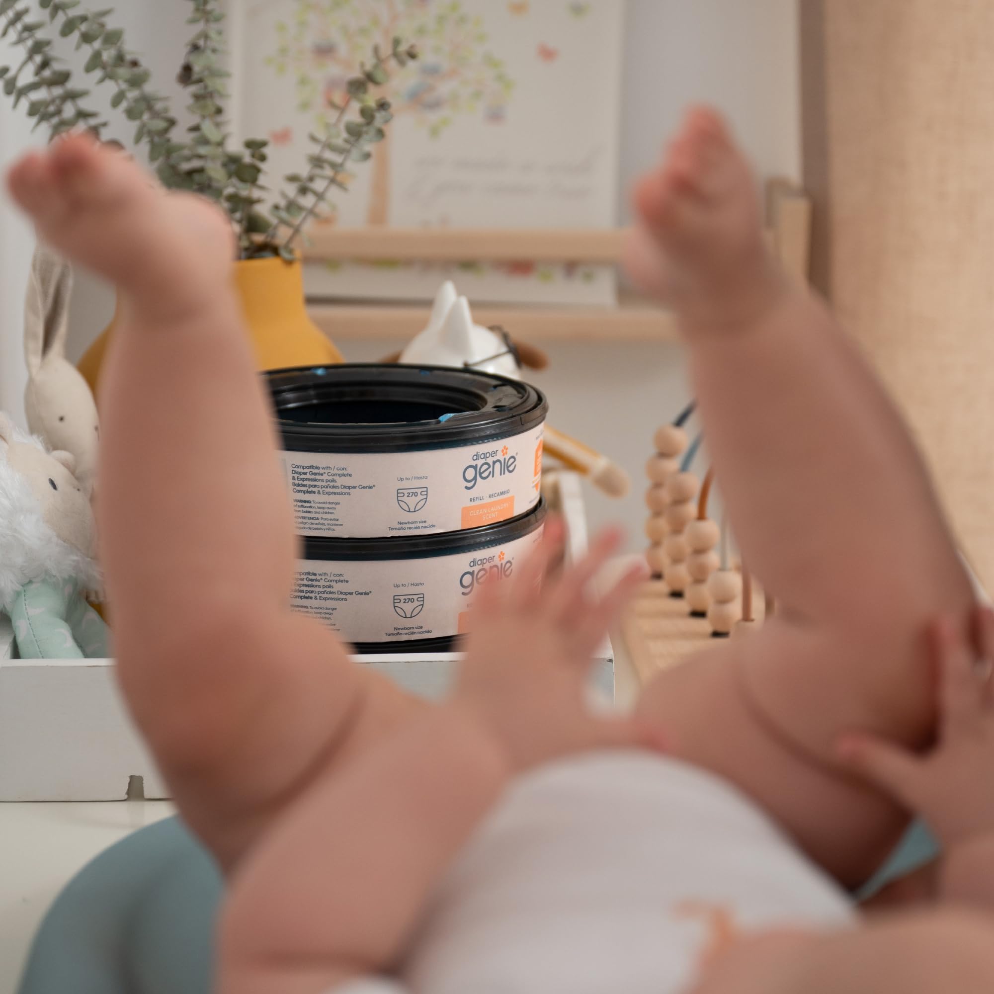 Diaper Genie escena de cuarto de bebé con aroma limpio y ambiente fresco