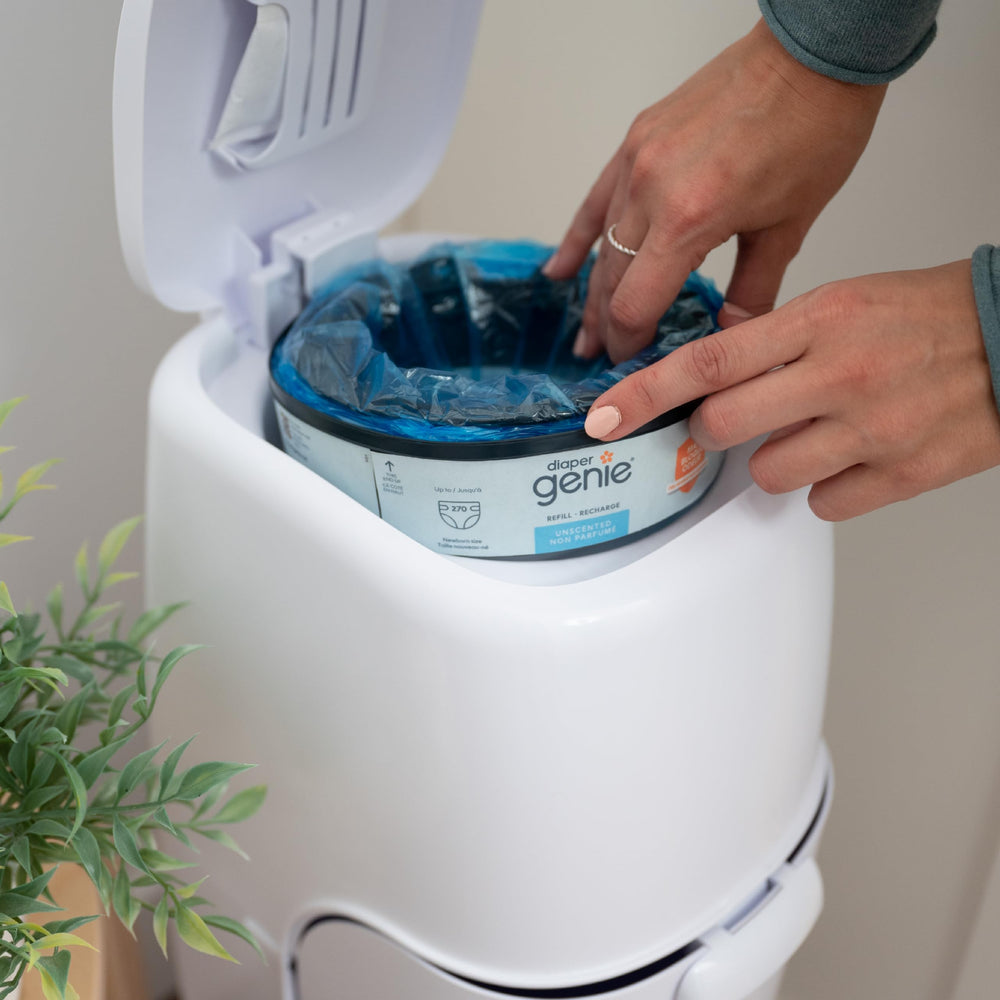 Diaper Genie en habitación de bebé, mantiene aire fresco