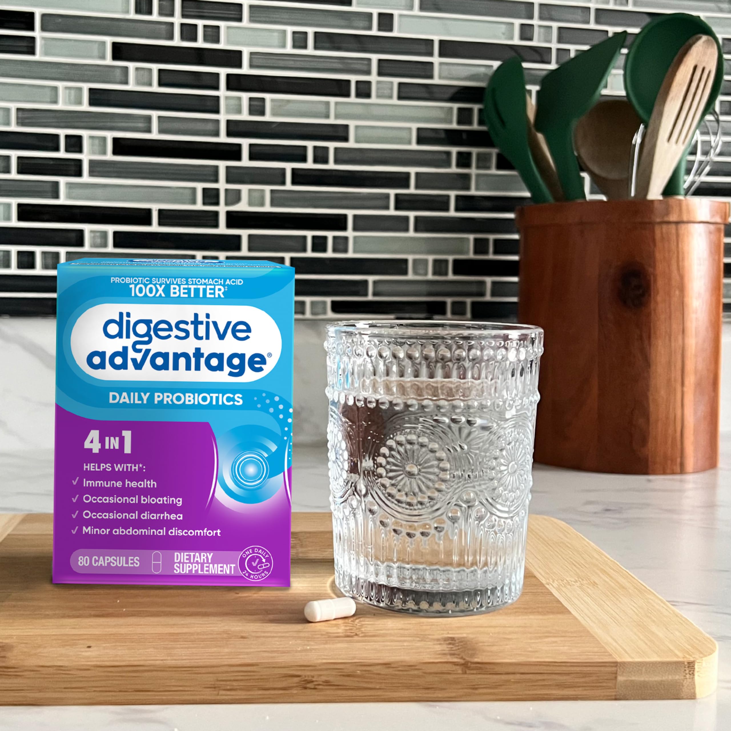Digestive Advantage instrucción de uso con una cápsula junto a un vaso de agua