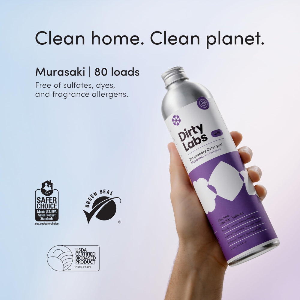 Dirty Labs Murasaki en uso vertiéndose en dispensador de lavadora, limpia manchas eficientemente