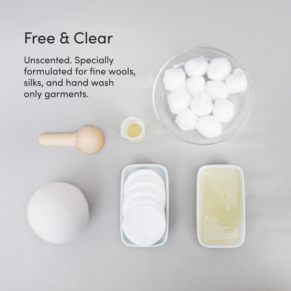 Detalle de textura del detergente Dirty Labs resaltando su fórmula concentrada y suave