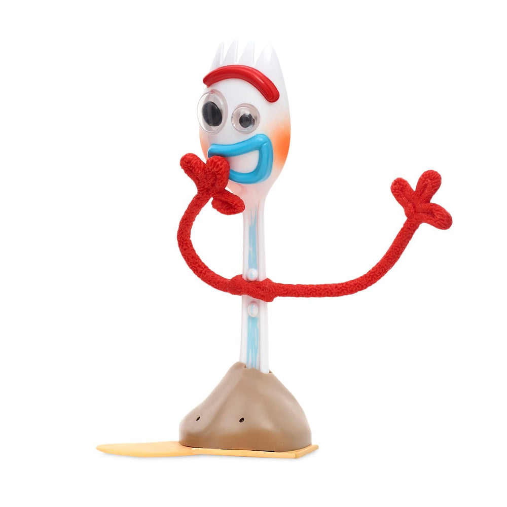 Disney Store Forky junto a una regla para comparar tamaño y escala