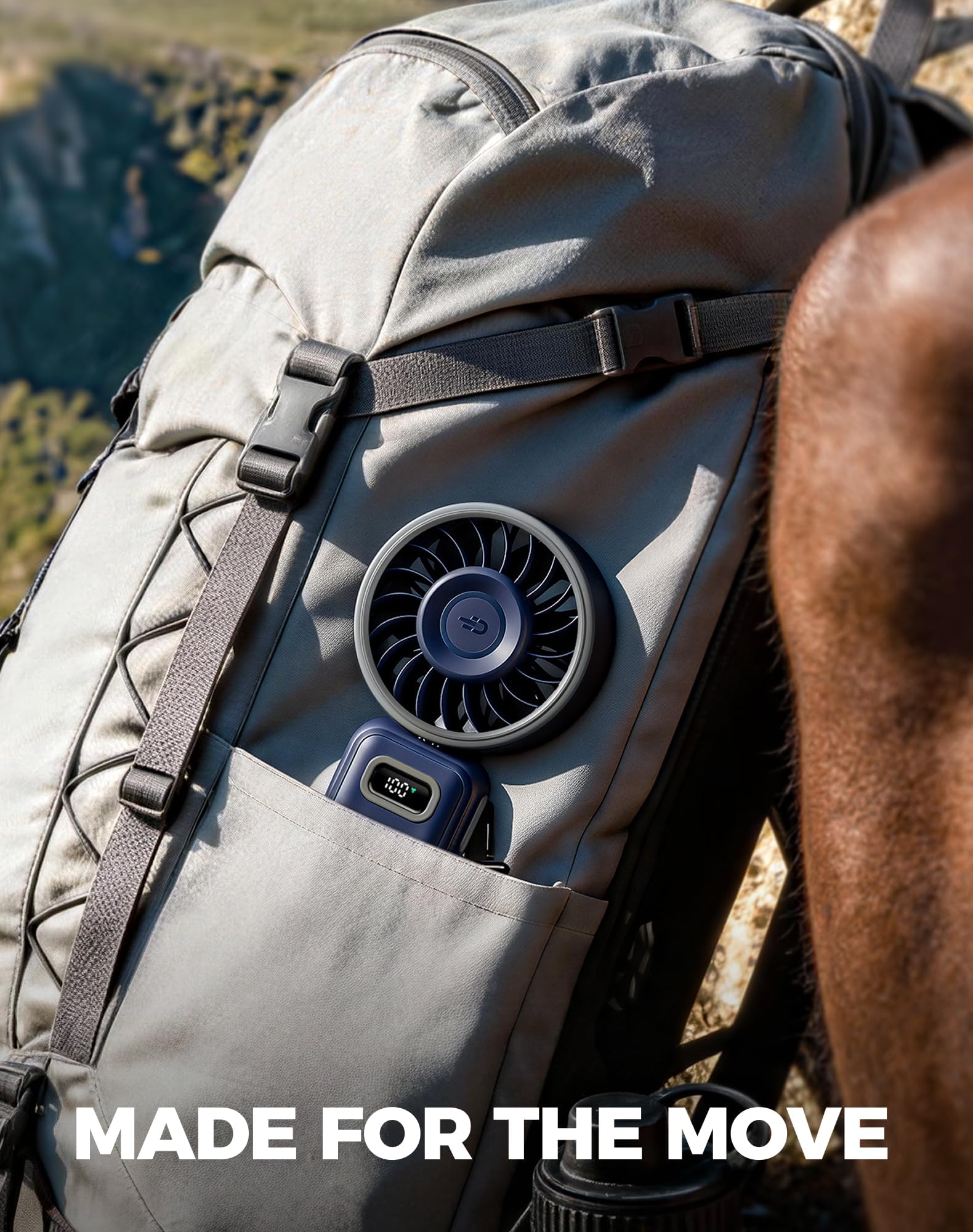 Diveblues Fanzy D6036 junto a smartphone para comparar tamaño y ligereza