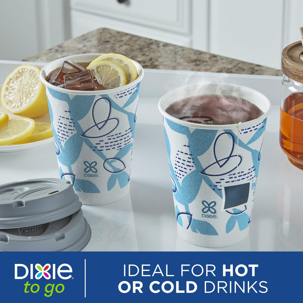 Dixie vaso junto a una moneda para comparar tamaño 12 oz