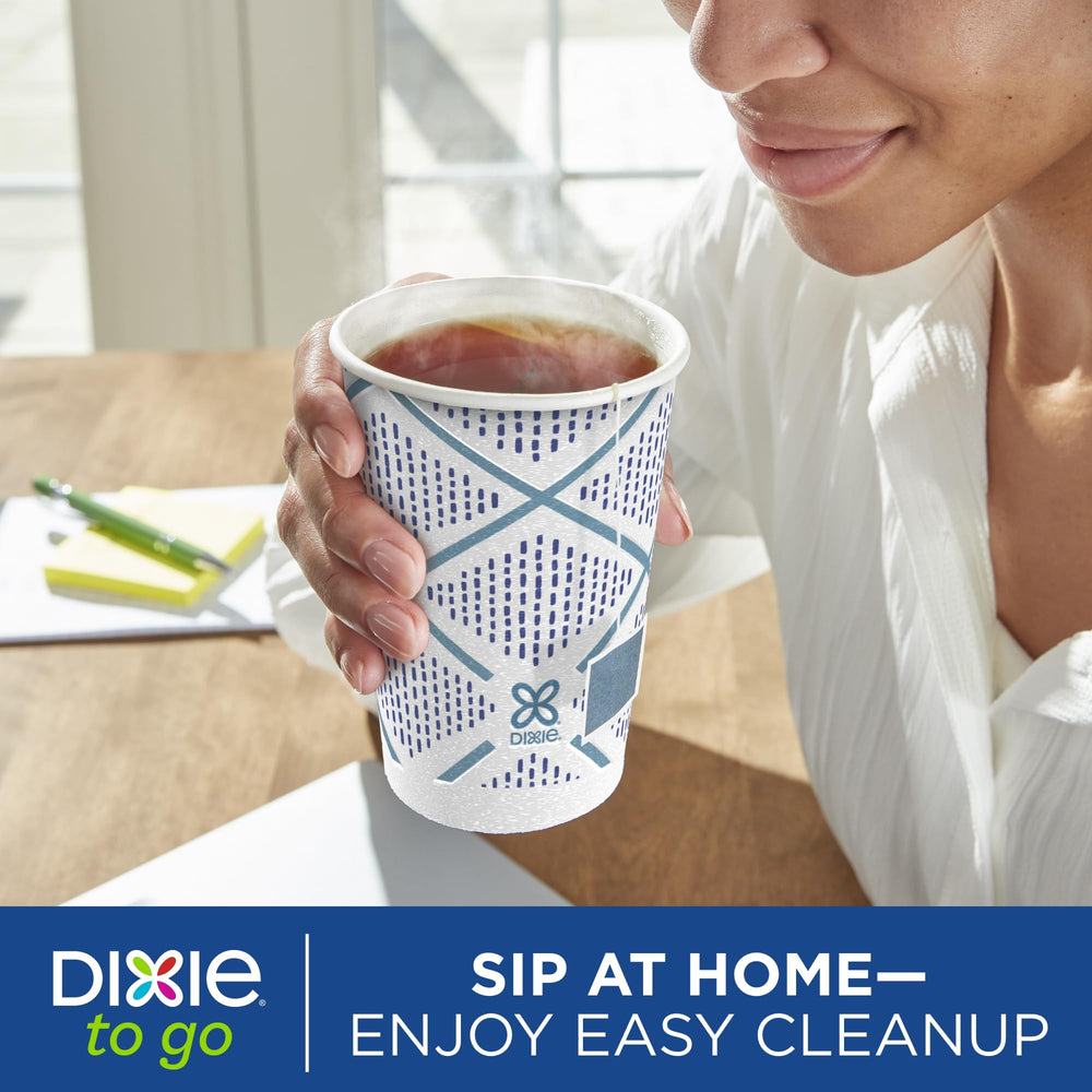 Dixie vasos en buffet de oficina mostrando uso en eventos