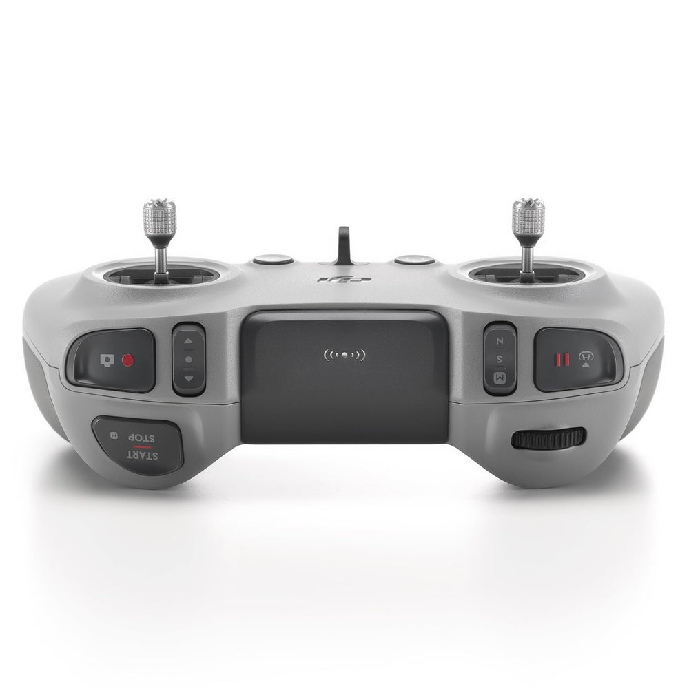 DJI mando en mano durante vuelo real mejor control y ergonomía