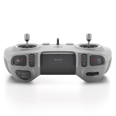 DJI mando en mano durante vuelo real mejor control y ergonomía