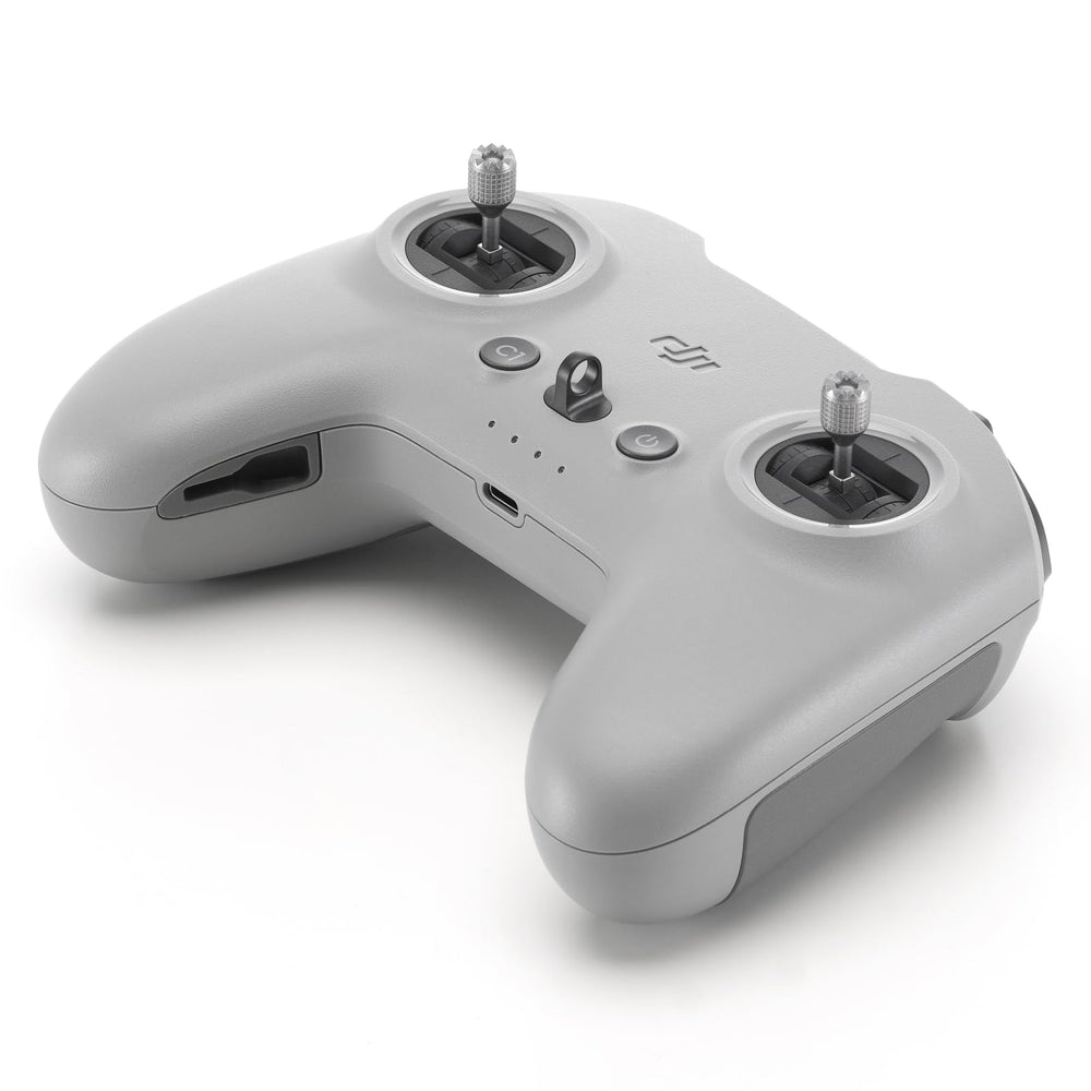 DJI mando frontal mostrando diseño ligero y antena integrada
