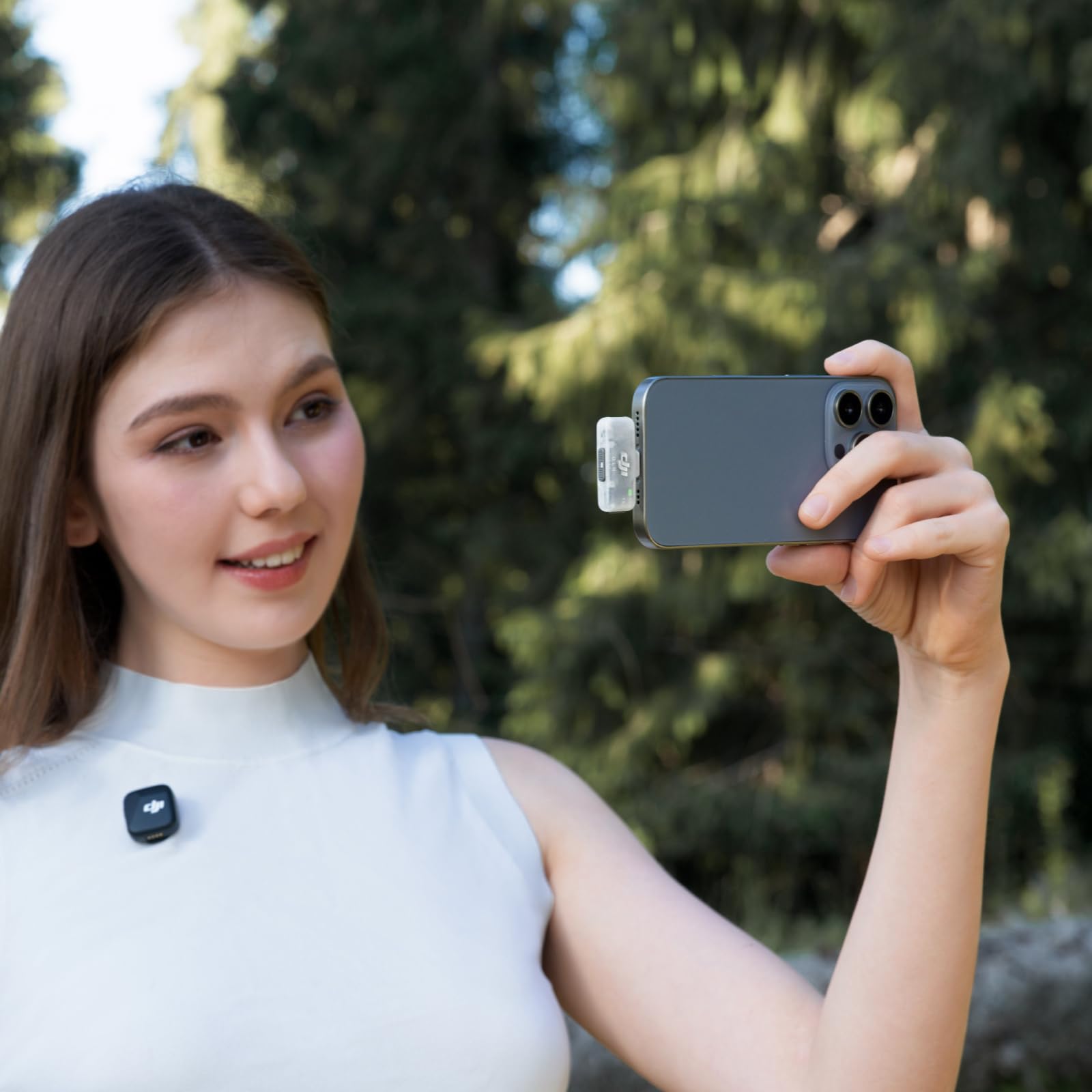 DJI receptor sobre mesa junto a smartphone para comparar tamaño y portabilidad
